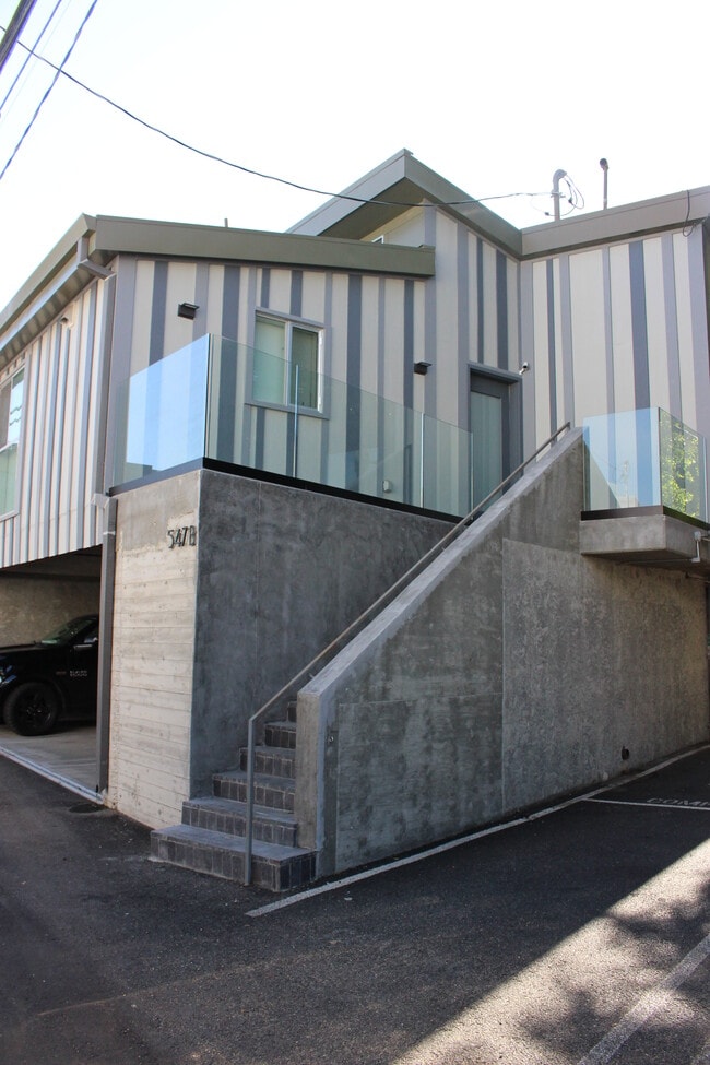 Building Photo - 547 W Knoll Dr