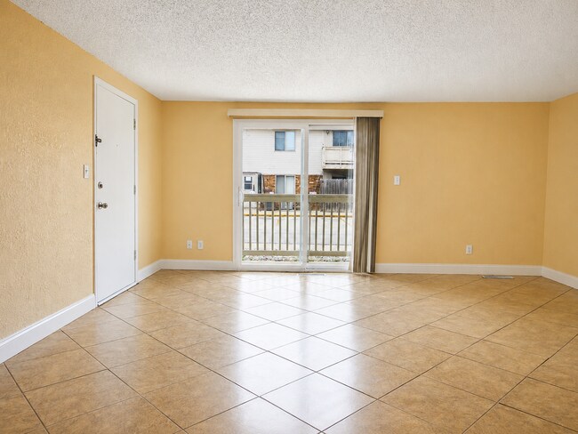Living room - 370 Villabrook Dr