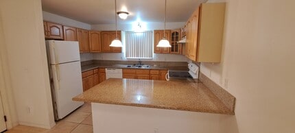 Building Photo - 651 Ponahawai St