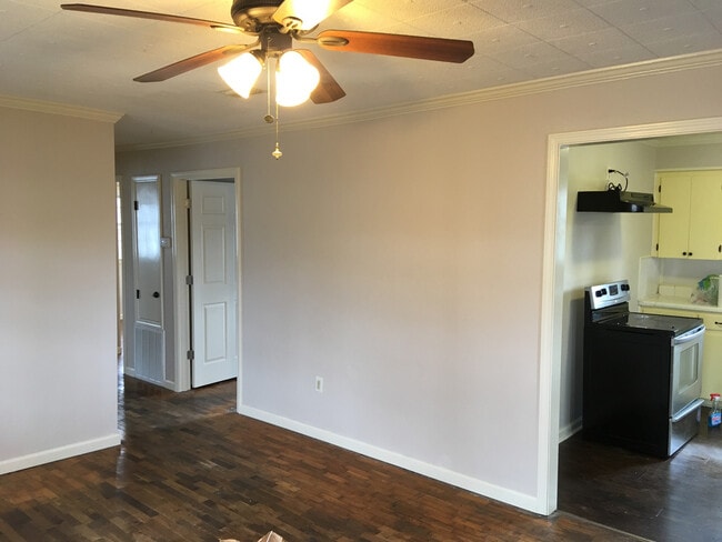 Building Photo - SG-613