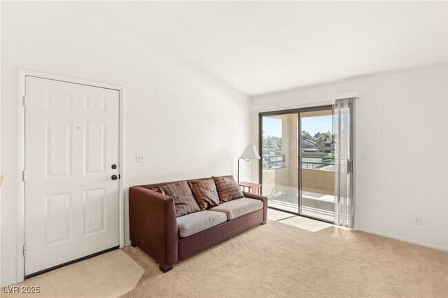 Foto del edificio - 5211 S Lindell Rd