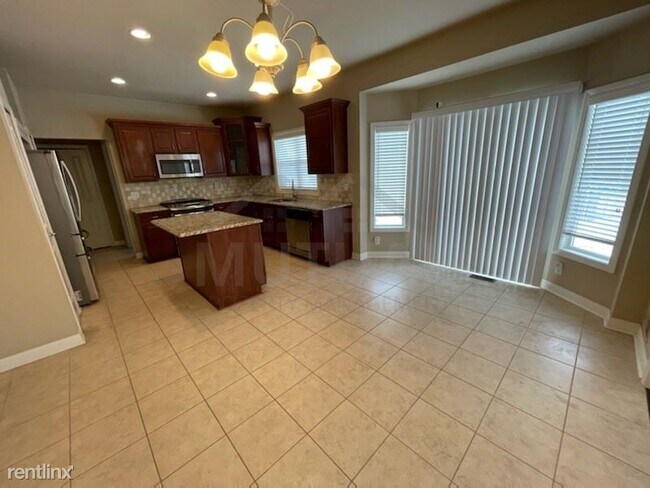 Building Photo - 4 br, 3 bath House - 1051 Doral Dr