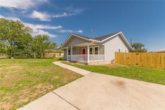 Building Photo - 2400 Towbridge Cir