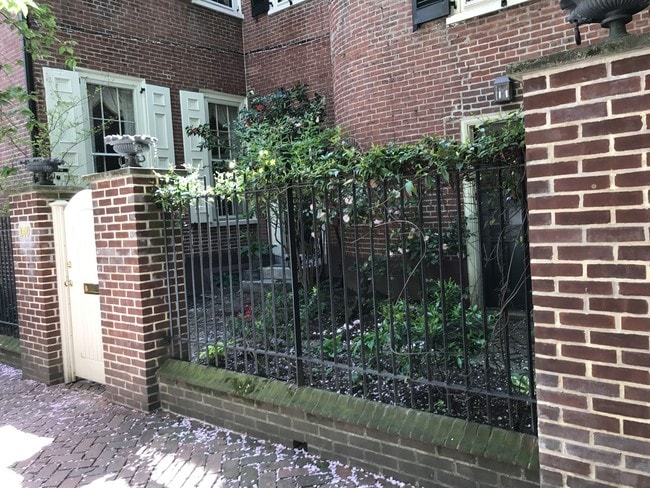 2 entrances on Clinton - Society Hill Mansion