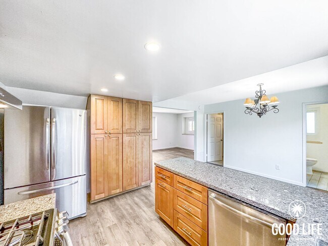 Building Photo - Renovated 3BD/2.5BA Condo in Chula Vista with Fireplace, W/D & Private Balcony