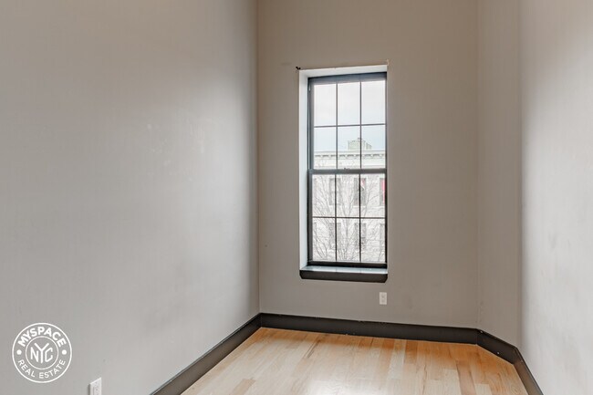 Foto del edificio - 17-22-22 Greene Ave