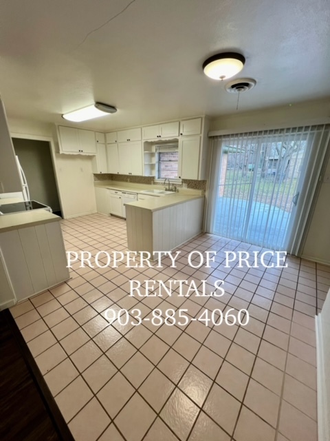 Dining area and Kitchen - 1105 College St