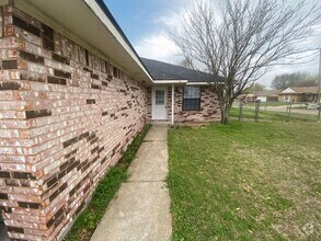 Building Photo - 5415-5415 Brookhollow Dr