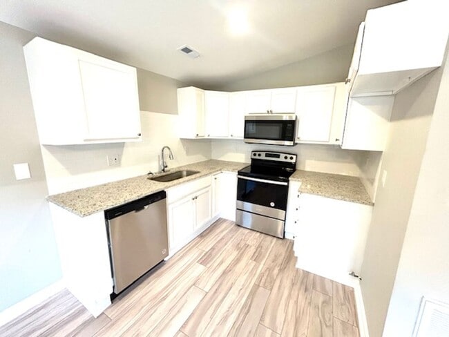 Building Photo - Fully Renovated 2 Bedroom Home in Prime Huntsville Location! AVAILABLE LATE JUNE!