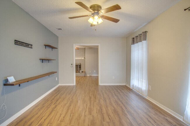 Building Photo - Spacious 3/2 Brick ranch home with a nice ...