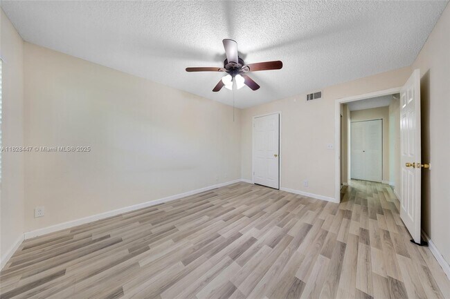 Foto del edificio - 9999 Summerbreeze Dr