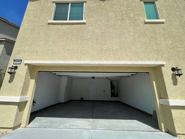 Building Photo - GATED 4 BED 2.75 BATH 2 CAR GARAGE TOWNHOUSE w/ LOFT & BED + BATH DOWNSTAIRS!
