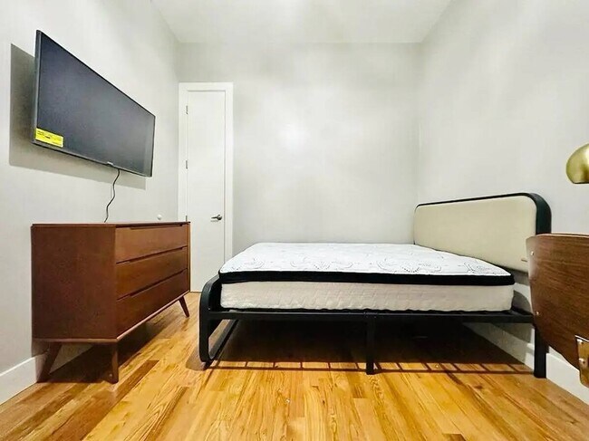 Foto del edificio - Furnished room/NOT APARTMENT