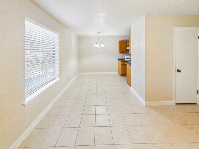 Foto del edificio - 1505 Oakdale Cir