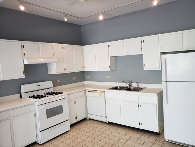 Building Photo - 2302 W Touhy Ave