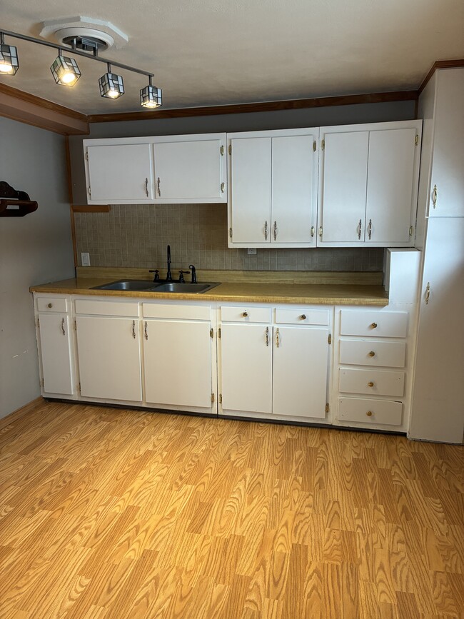 Building Photo - 305 Calder Ave