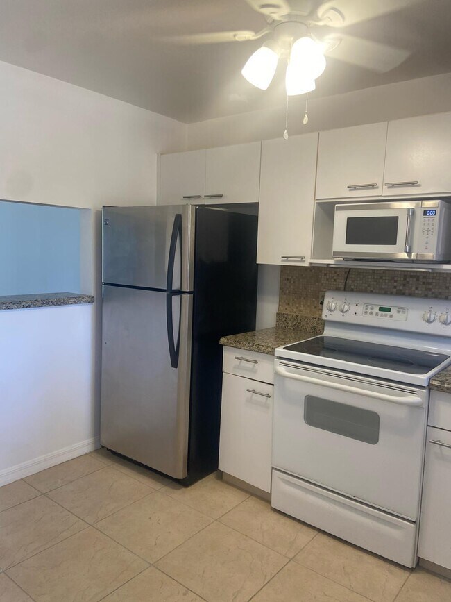 Foto del edificio - 4820 Lucerne Lakes Blvd W