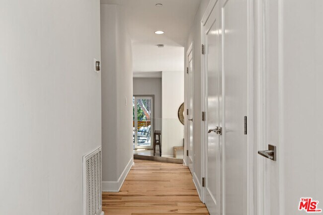 Foto del edificio - 2421 Creston Way