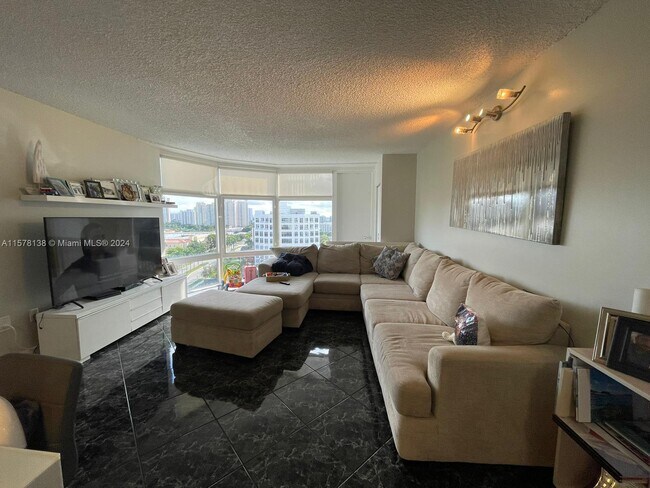 Foto del edificio - 20100 W Country Club Dr