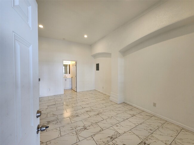 Building Photo - 5027 Creekmont Dr