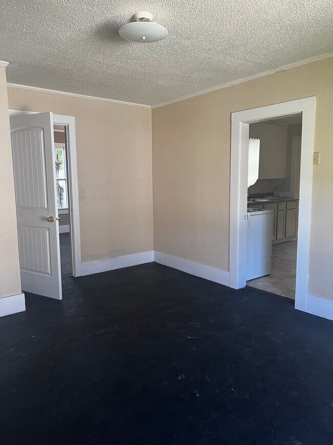 Building Photo - 2 Bedroom 1 Bath house