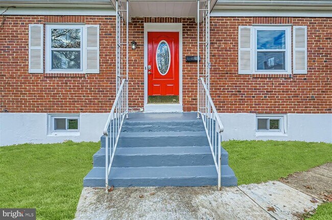 Foto del edificio - 6004 Winthrope Ave