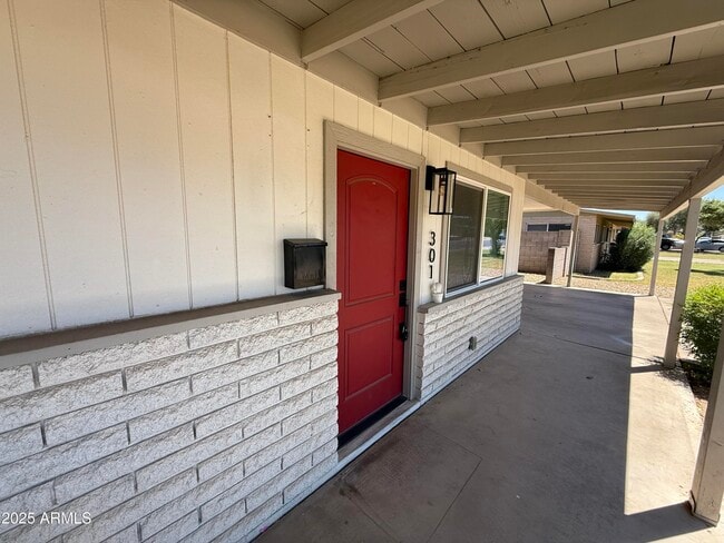 Building Photo - 301 N Apache Dr