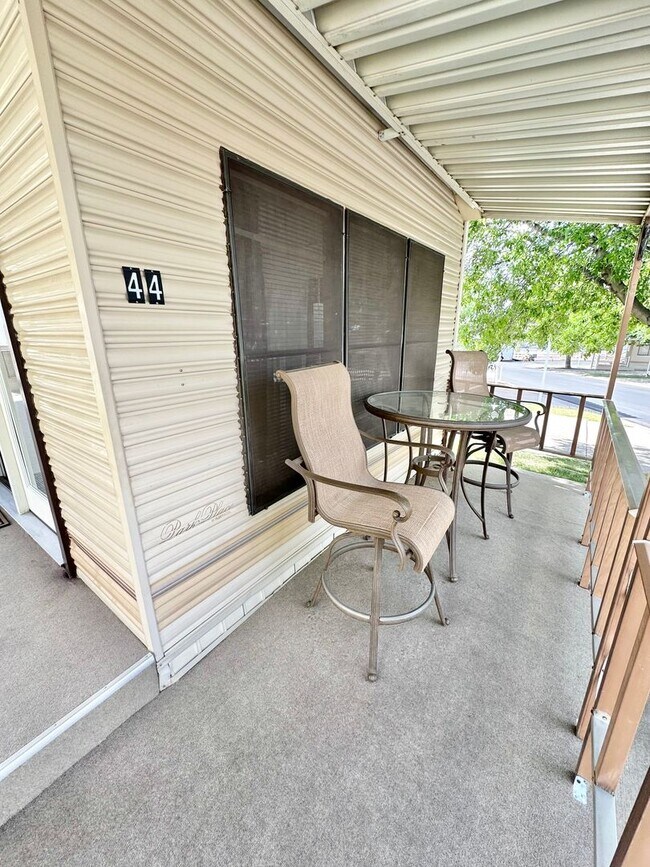 Foto del edificio - 55+ Community 1 Bed 1 Bath.