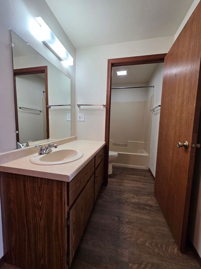 Foto del edificio - Spacious 1 Bedroom 1 Bath Upper Apartment