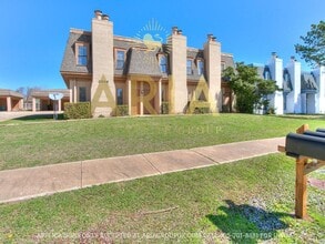 Building Photo - 2309 Beaumont Dr