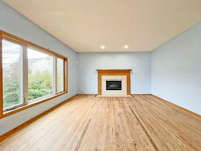 Building Photo - Spacious 2-Story Home, New Carpet & Floors, Fireplace, Huge Family Room, 4 BR's on Upper Level, 5...