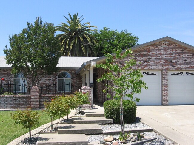 Foto del edificio - 3 bedroom home with Attached garage