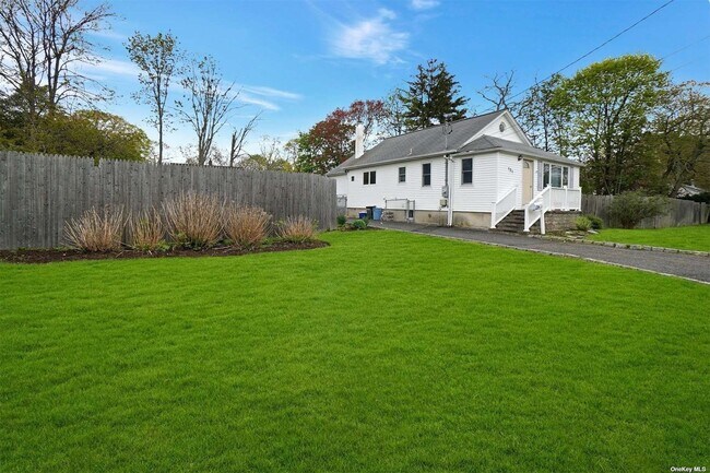 Building Photo - 121 Jaycox Ave