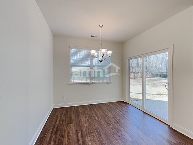 Foto del edificio - 7049 Creeksong Dr