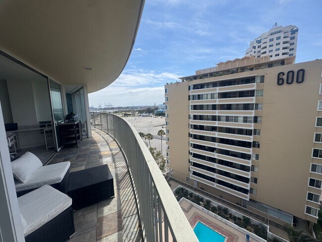 Foto del edificio - High-Rise Long Beach Condo with Ocean Views, Huge Balcony and Parking
