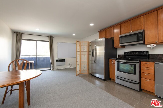 Building Photo - 10982 Roebling Ave