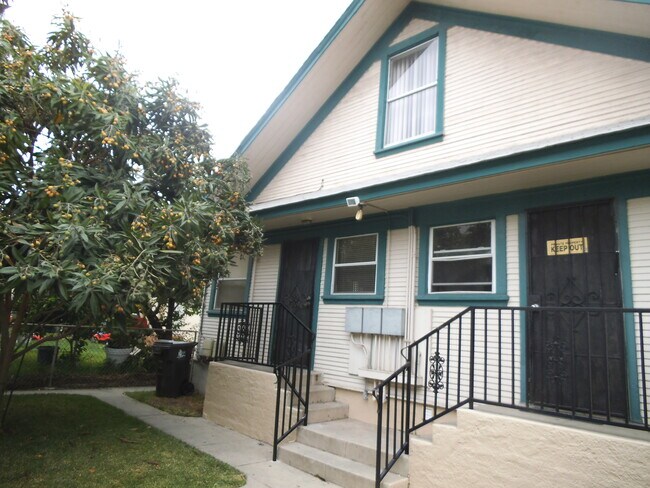 Enterance to the apartment is thriugh door on the left - 2559 1/2 Pasadena Ave