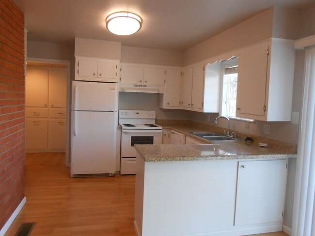 Foto del edificio - 3 Bedroom Home On Placer, Parking Pad Behi...