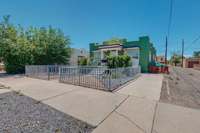 Building Photo - Two Bedroom One Bath home or sweet little ...