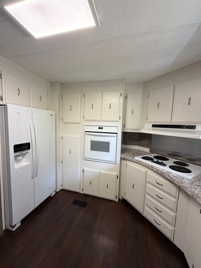 Building Photo - Updated 2 bedroom 2 bath manufactured home