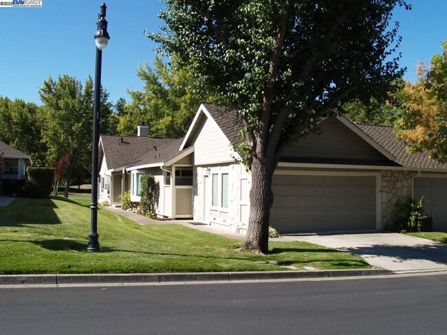 Building Photo - 647 Doral Dr