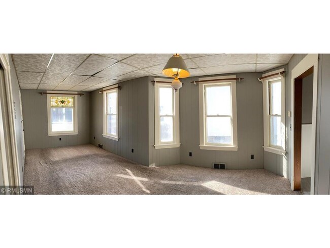 Building Photo - 1326 University Ave NE