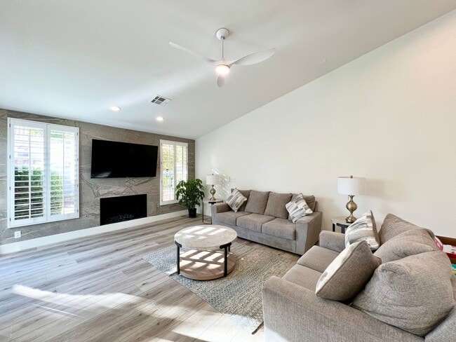 Building Photo - Stunning renovated 3BD/2BA, furnished sing...
