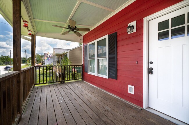 Foto del edificio - Renovated 3 bed, 2 bath with large fenced ...