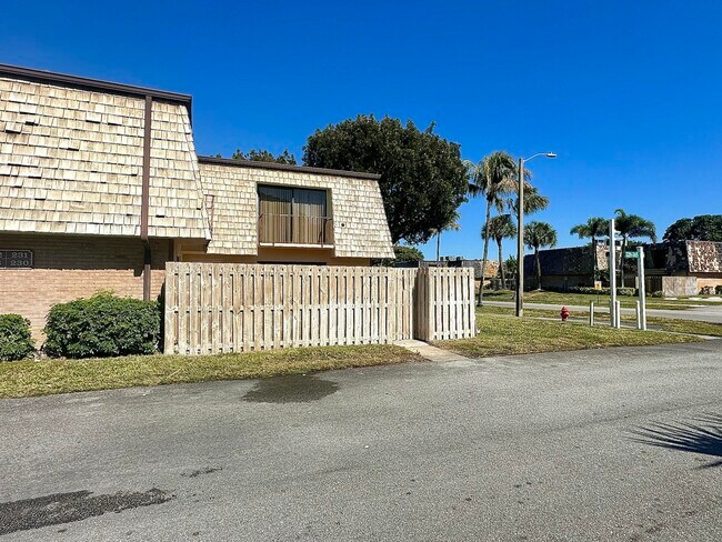 Foto del edificio - 230 Lake Arbor Dr