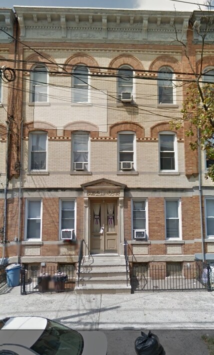 Building Photo - 18-24 Woodbine St