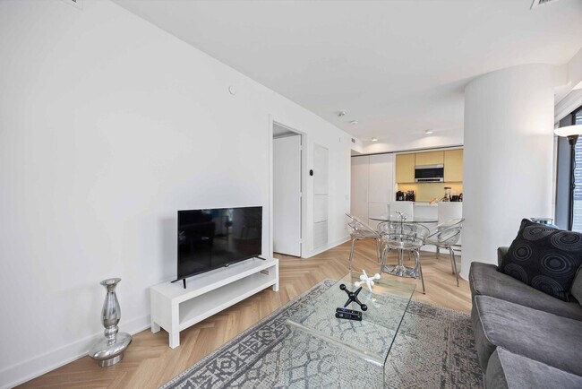 Building Photo - 225 Adelaide St W