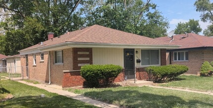 Building Photo - 14610 Blackstone Ave