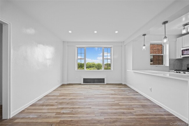 Foto del edificio - 220 Pelham Rd