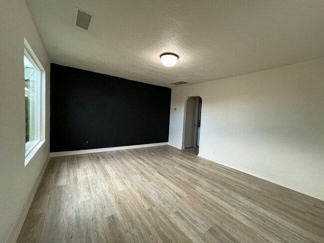 Foto del edificio - 1110 W Grand Ave